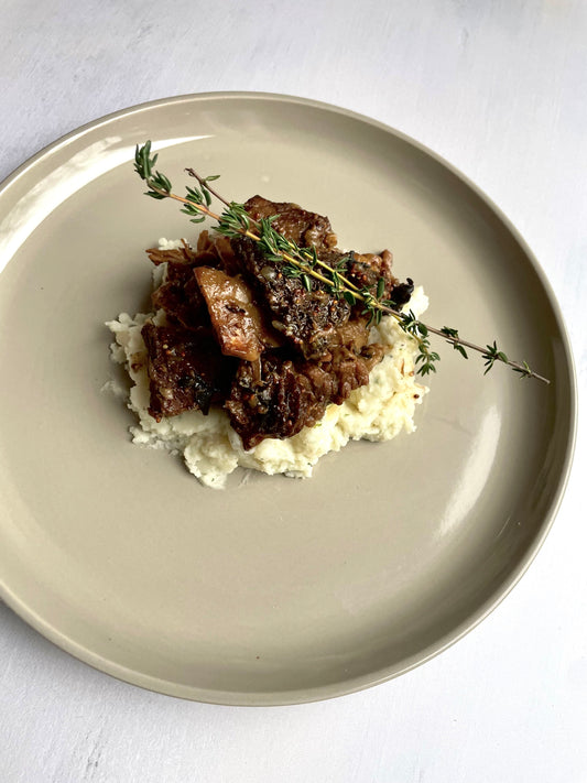 Boeuf braisé aux champignons, à la moutarde et au thym
