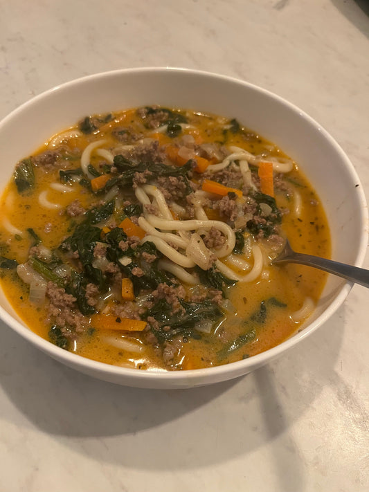 Soupe-repas d’automne au bœuf haché, nouilles udon et bouillon crémeux forestier