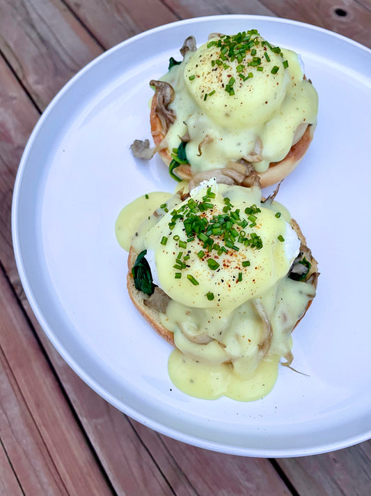 Oeufs bénédictines forestiers aux pleurotes et au canard confit