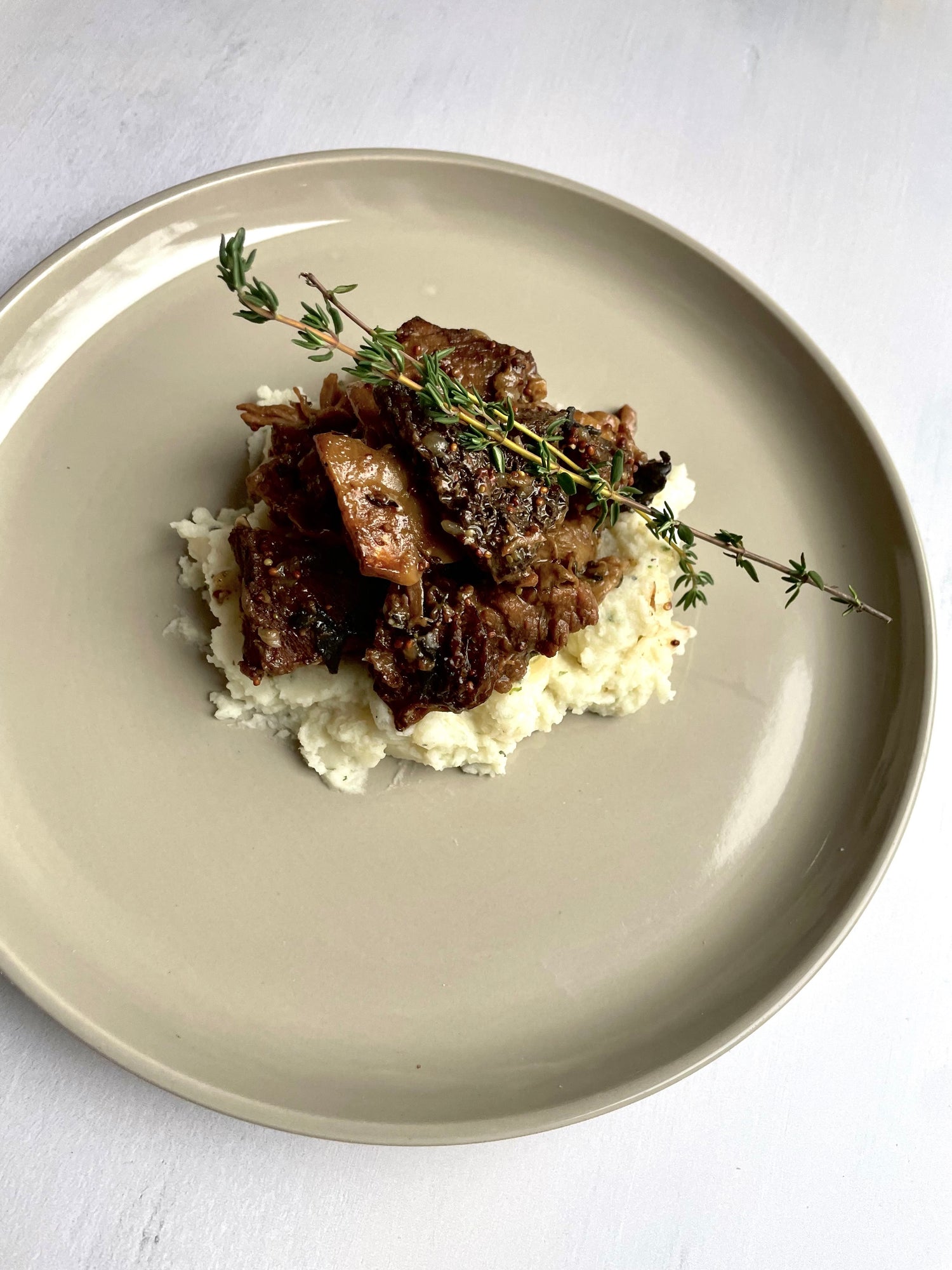 Boeuf braisé aux champignons, au thym et à la moutarde