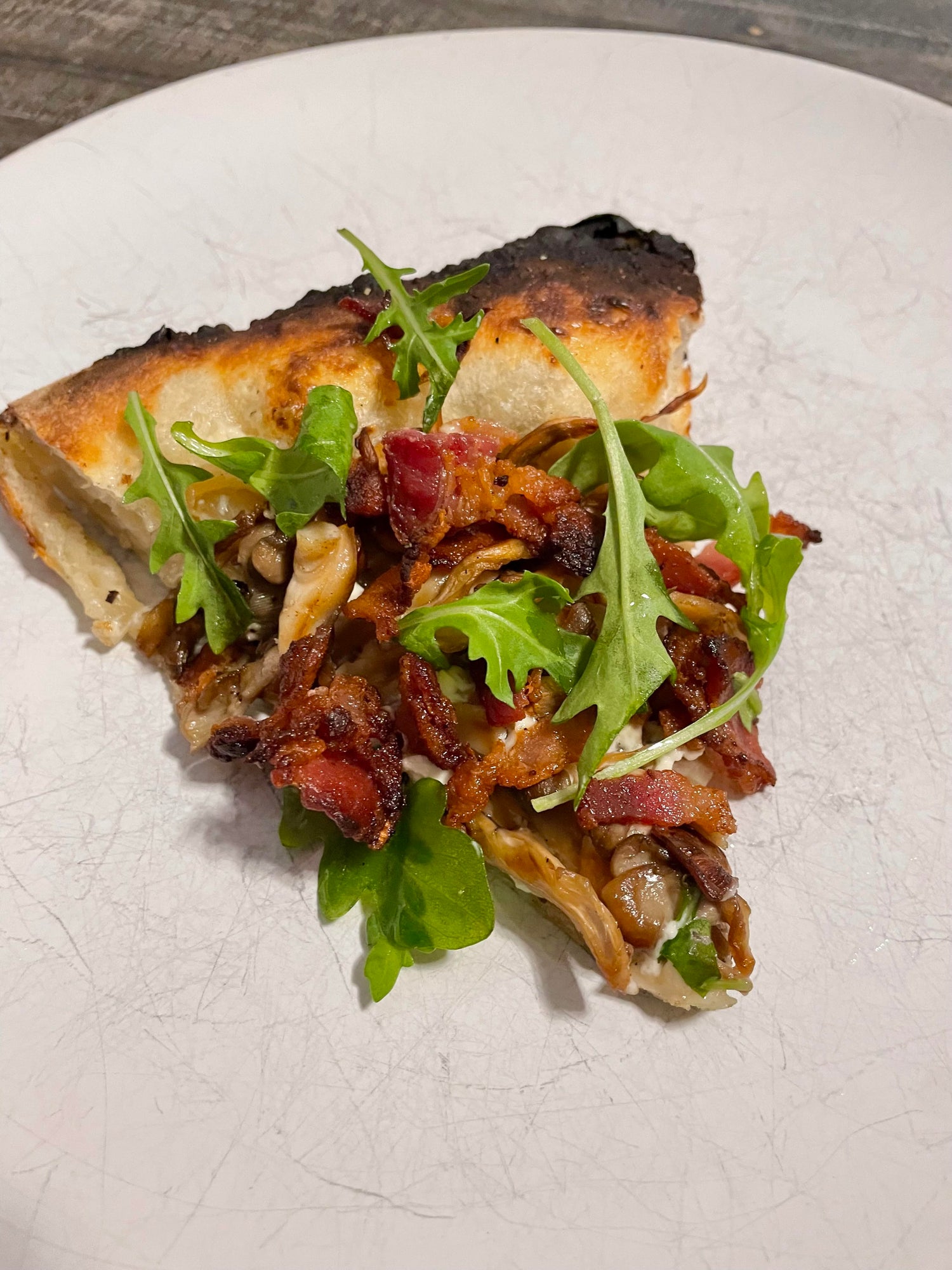 Pizza aux champignons gourmets, à la crème fraîche et au bacon, un must été comme hiver! 